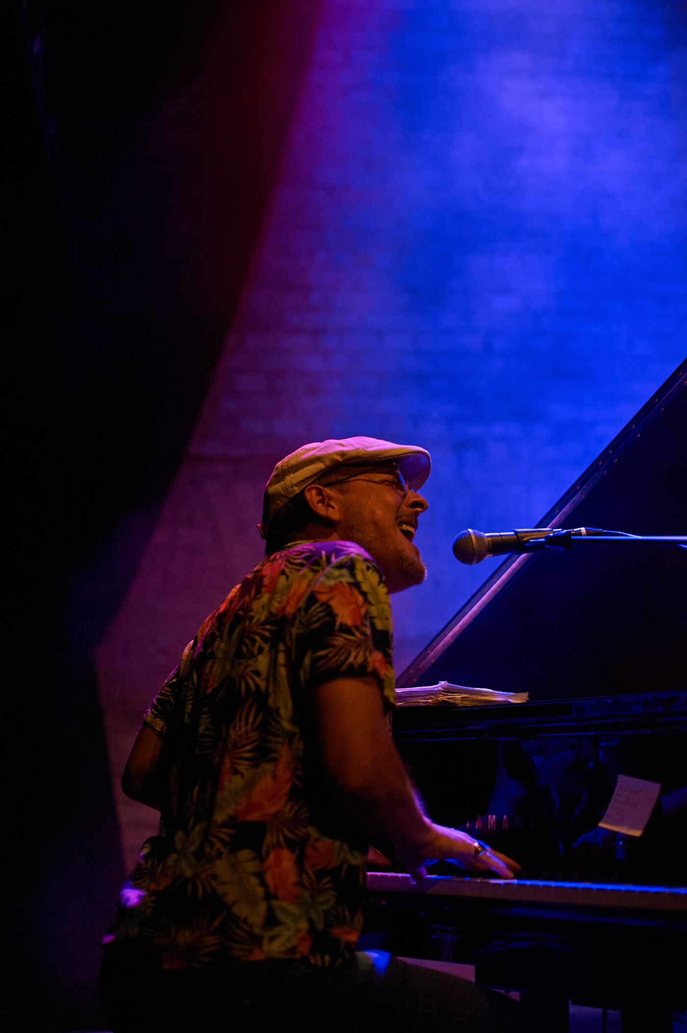 Pianist am Flügel im violetten Licht